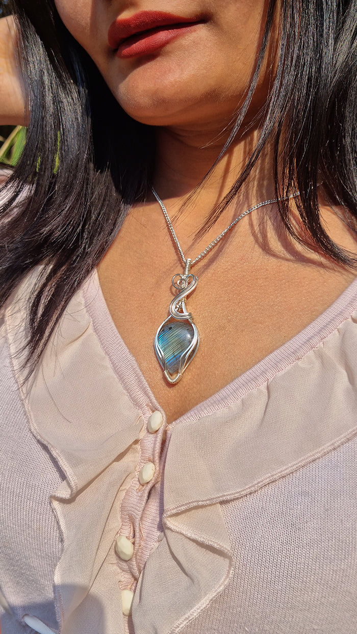 Amorous Labradorite pendant